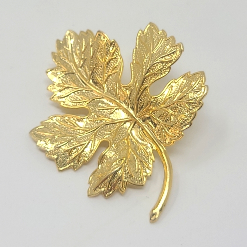 Vintage gold tone leaf brooch pin jewelry